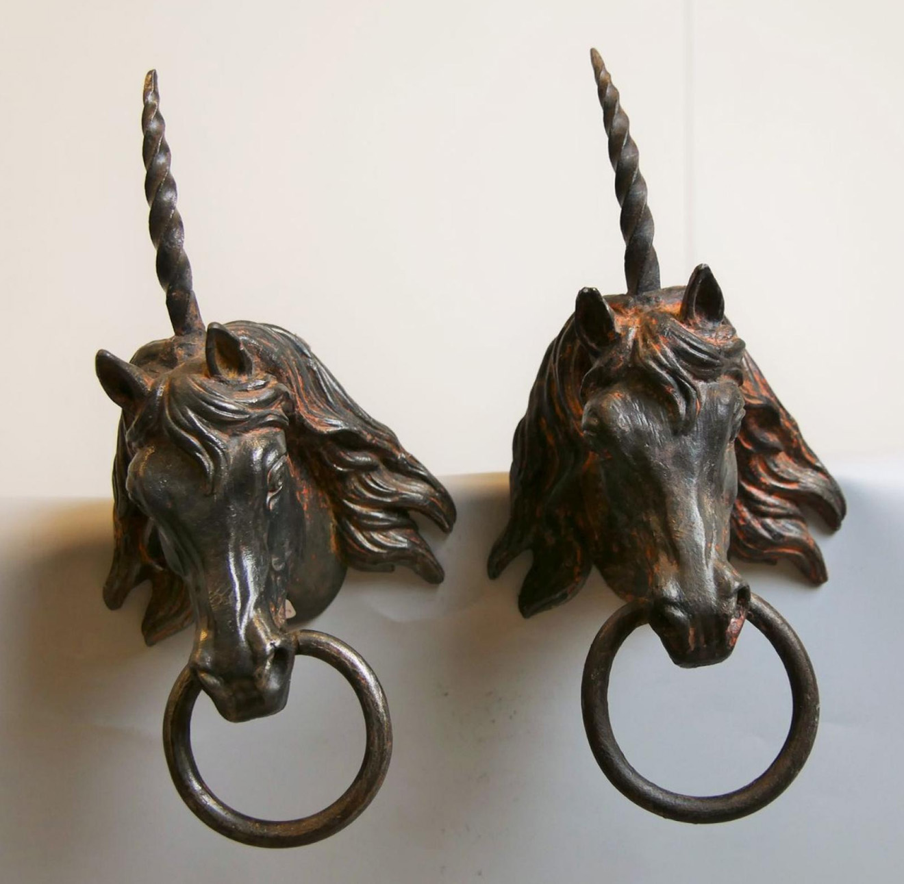 404 € Paire d’anneaux attache chevaux en bronze, sculptés d’une tête de licorne, fin XIXe siècle.Paris, Drouot, 24 février 2017. Copages A
