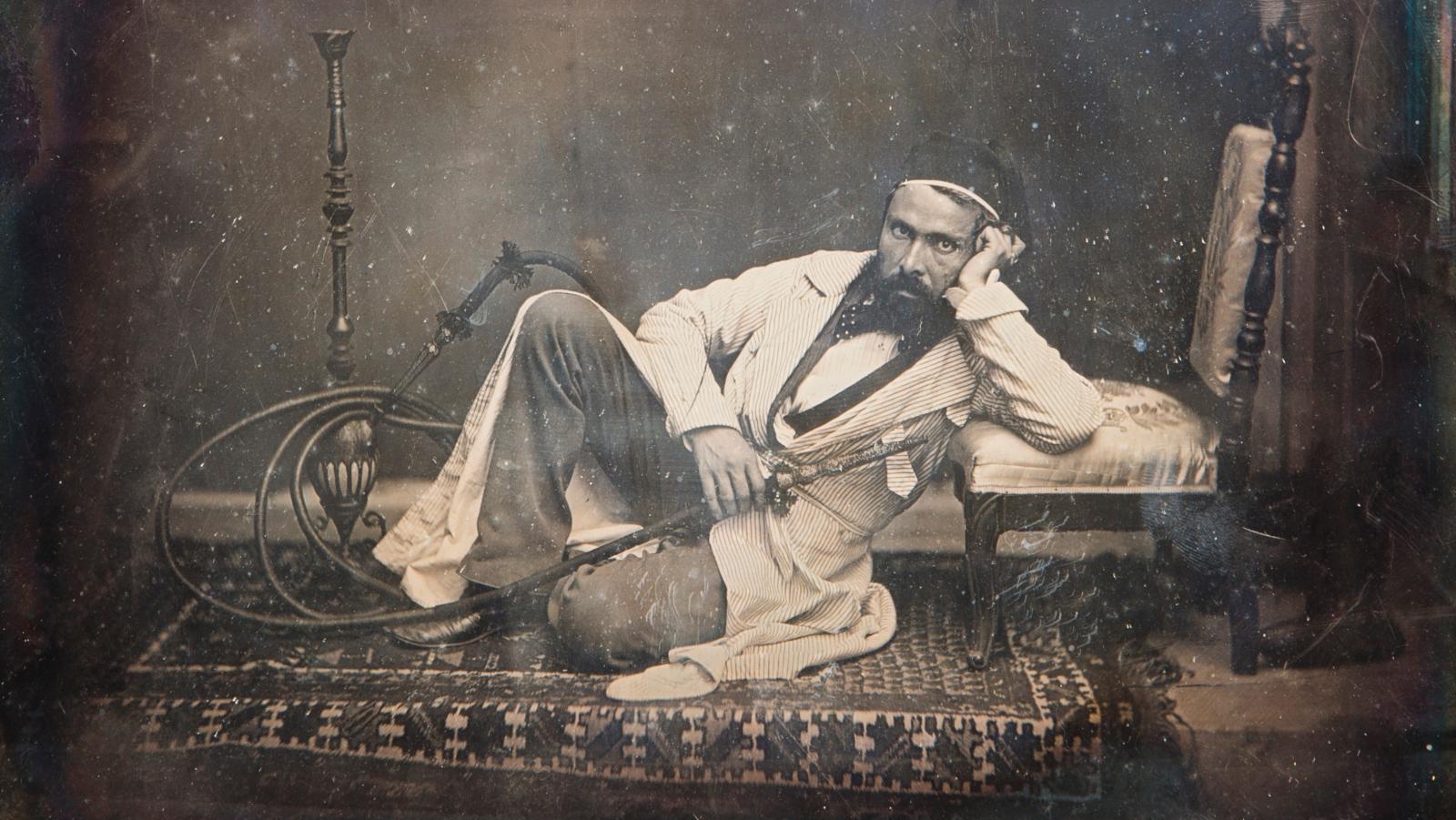 Camille Dolard (1810-après 1884), Autoportrait en fumeur de narguilé dans un décor... Les collections d’un lettré