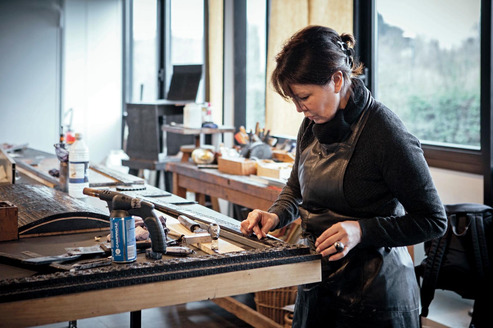 La créatrice Ingrid Donat dans son atelier, travaillant le moulage à la cire perdue de l’une de ses pièces. Courtesy Carpenters Workshop G