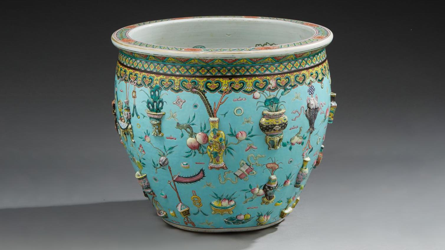 15 937 € Chine, seconde moitié du XIXe siècle. Aquarium en porcelaine à décor d’objets... Cote : les beaux bocaux chinois