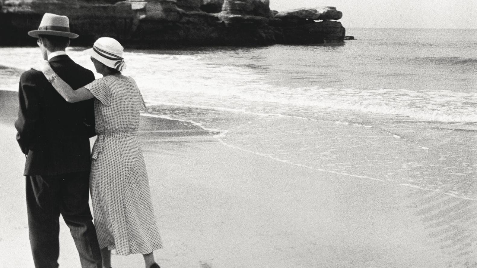 René-Jacques (1908-2003), Couple sur la plage, Royan, 1932. © Ministère de la Culture... René-Jacques. L’élégance des formes