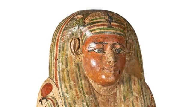 Égypte, période ptolémaïque, 664-332 av. J.-C., couvercle de sarcophage au visage... La bonne fortune  du sarcophage d’Hereky