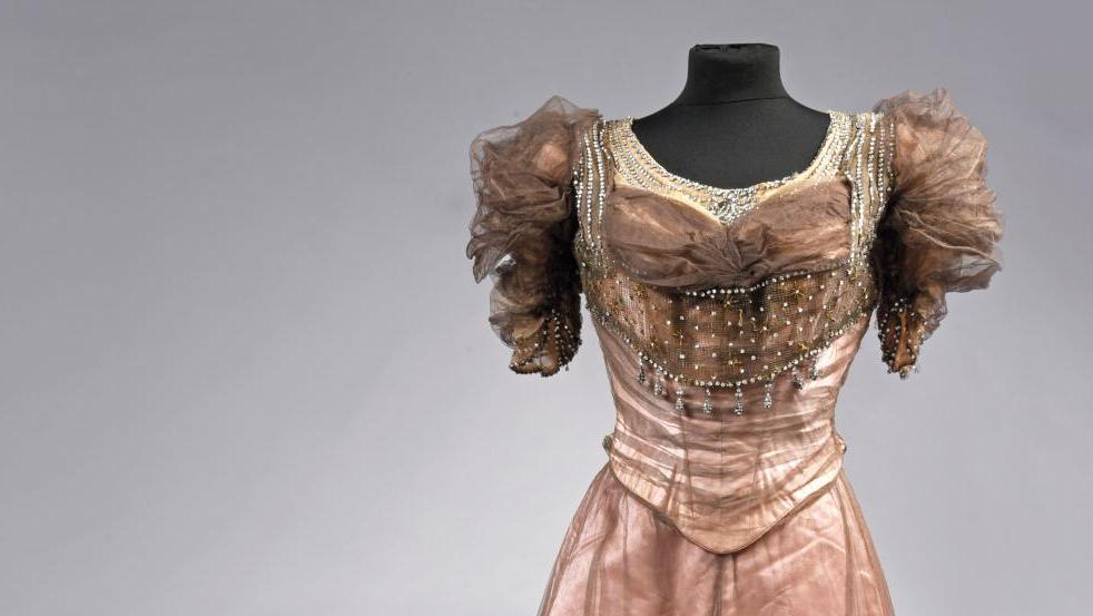 Worth, vers 1900-1905, robe de bal n° 84920 en lampas de soie rose à décor de feuillage... Un ensemble qui ne manque  pas d’étoffe