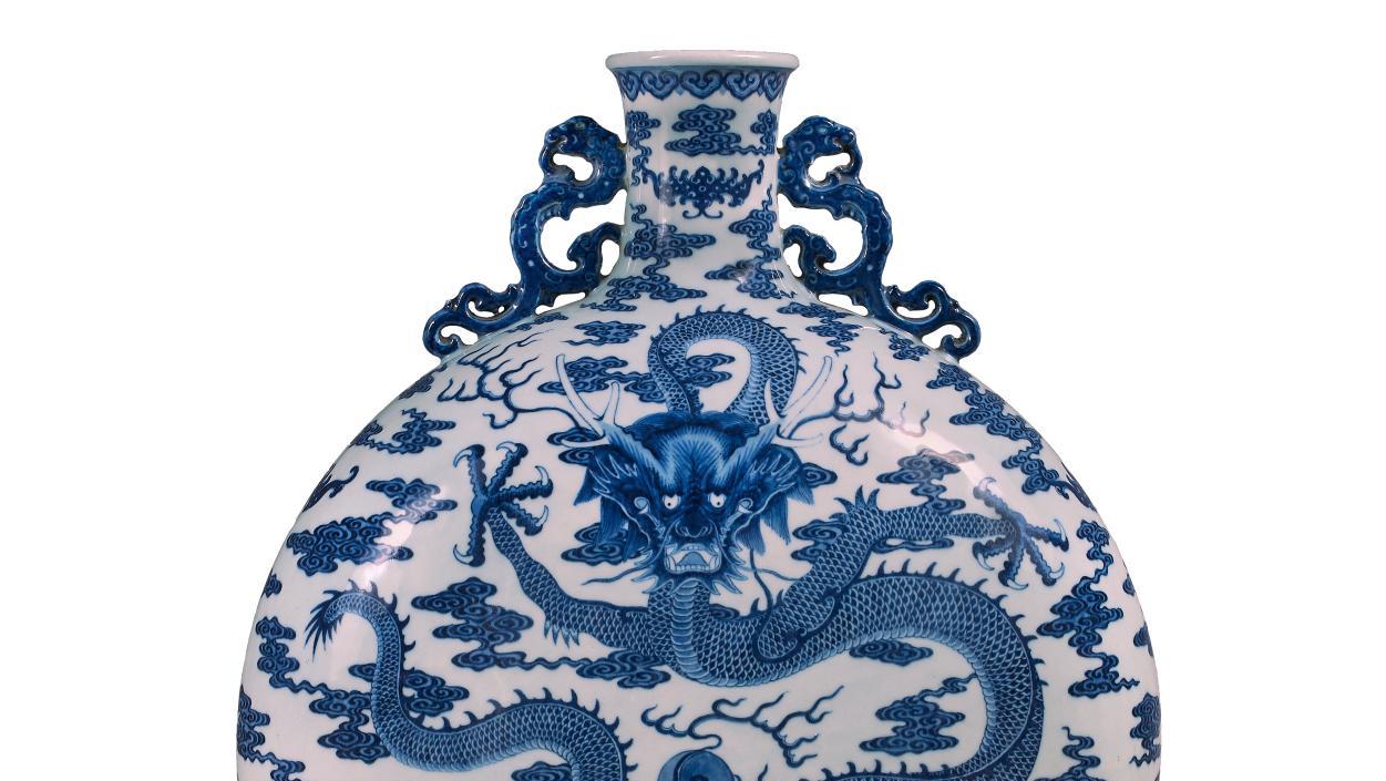 Chine, époque Qianlong (1736-1795). Gourde dite «bianhu», en porcelaine blanche émaillée... Quand le dragon est une perle