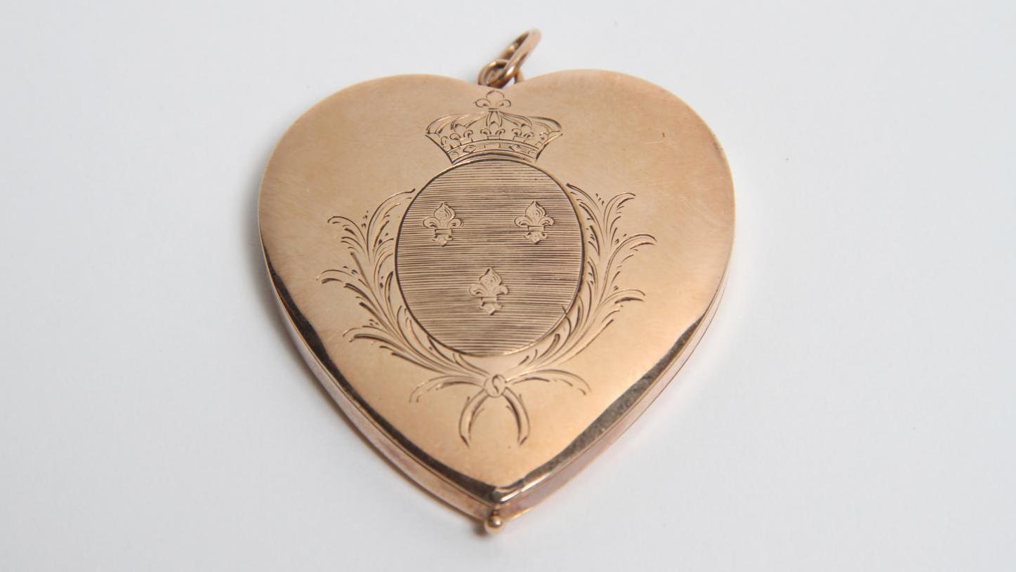 Reliquaire en or en forme de cœur, renfermant des cheveux de Louis XVI, provenant... À cœur ouvert