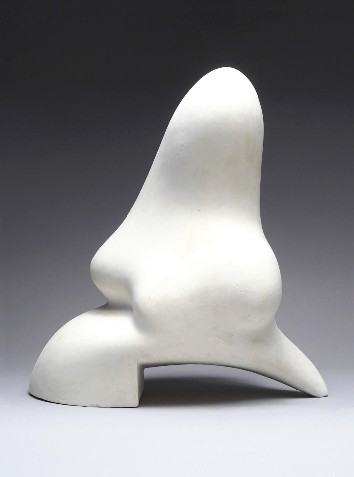 C’est à partir de 1930 que Hans Arp (1886-1966) s’adonne à la ronde-bosse, que ce soit en marbre ou en plâtre. Si ce dernier matériau, trè