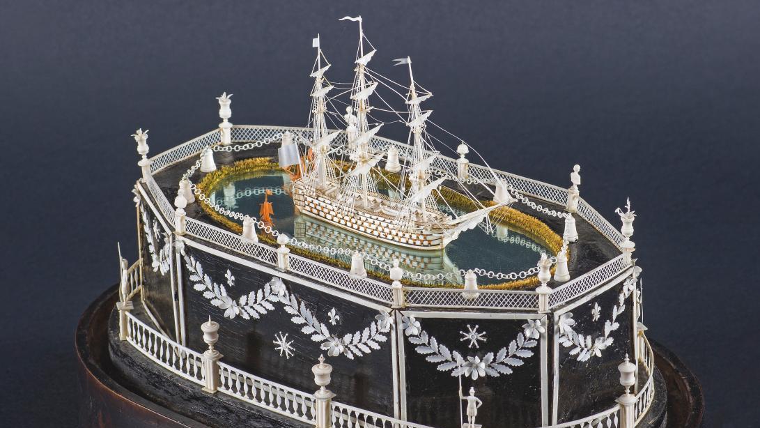 Dieppe 1814-1815, maquette en ivoire du vaisseau à trois ponts Royal Louis, l. 10 cm... À bord du Royal Louis