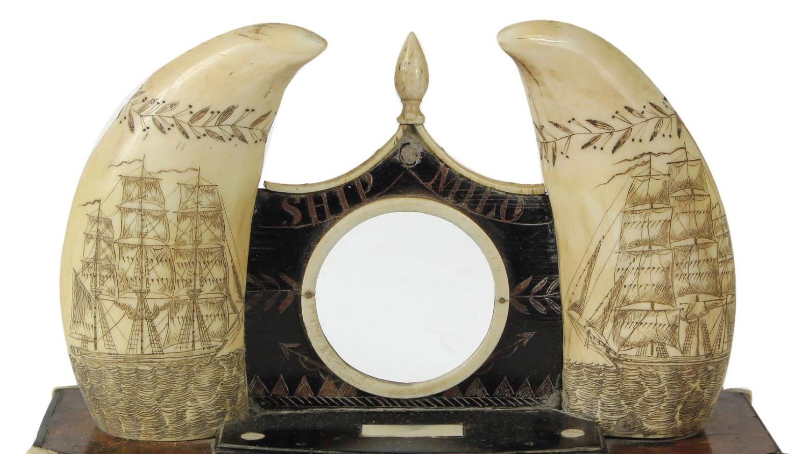 États-Unis, vers 1850. Scrimshaw Ship Milo, porte-montre, dents de cachalot polies... Des Inuits aux baleiniers américains