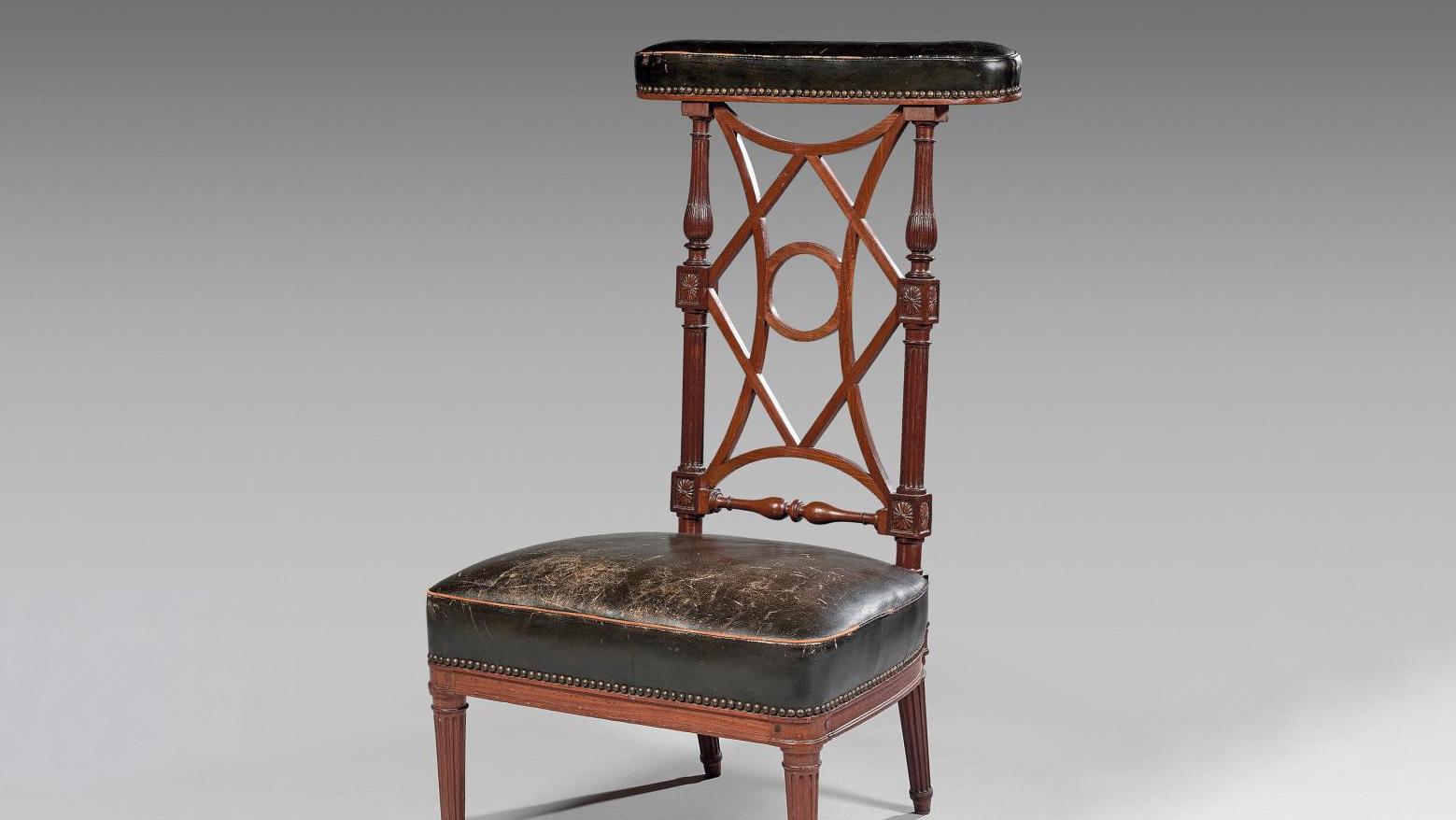 18 415 € Époque Louis XVI, chaise ponteuse en acajou de Cuba, porte une estampille... Voyeuse la ponteuse ?