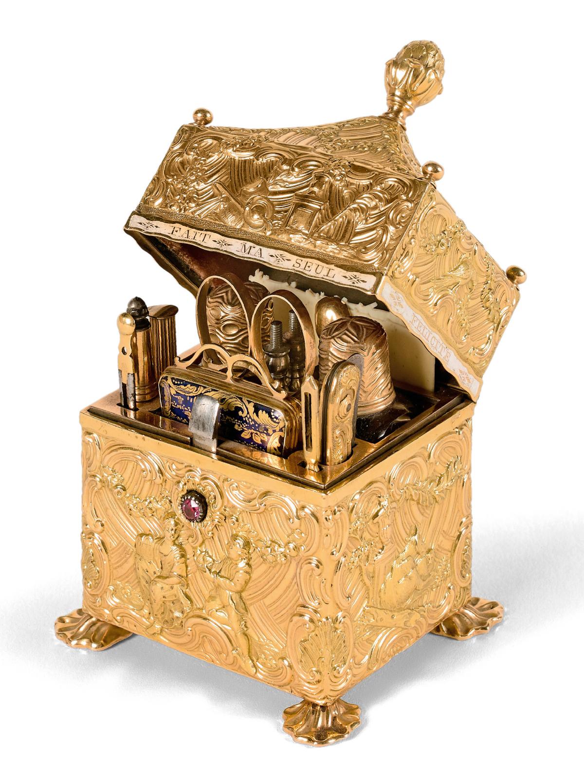 Angleterre, vers 1770. Coffret-nécessaire en or doublé sur cuivre à décor ciselé toutes faces, intérieur garni de velours rouge contenant 