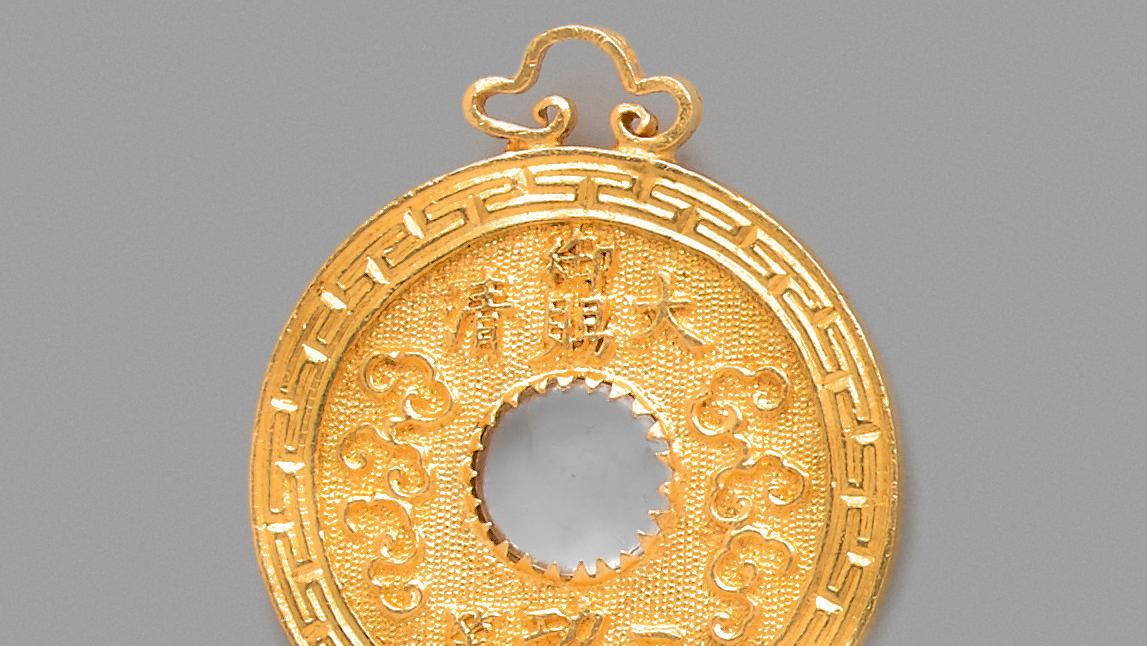 Chine, vers 1881. Médaille de 3e classe en or de l’ordre du Pao Hsing, à l’avers... Une médaille en or de l’ordre chinois du Pao Hsing