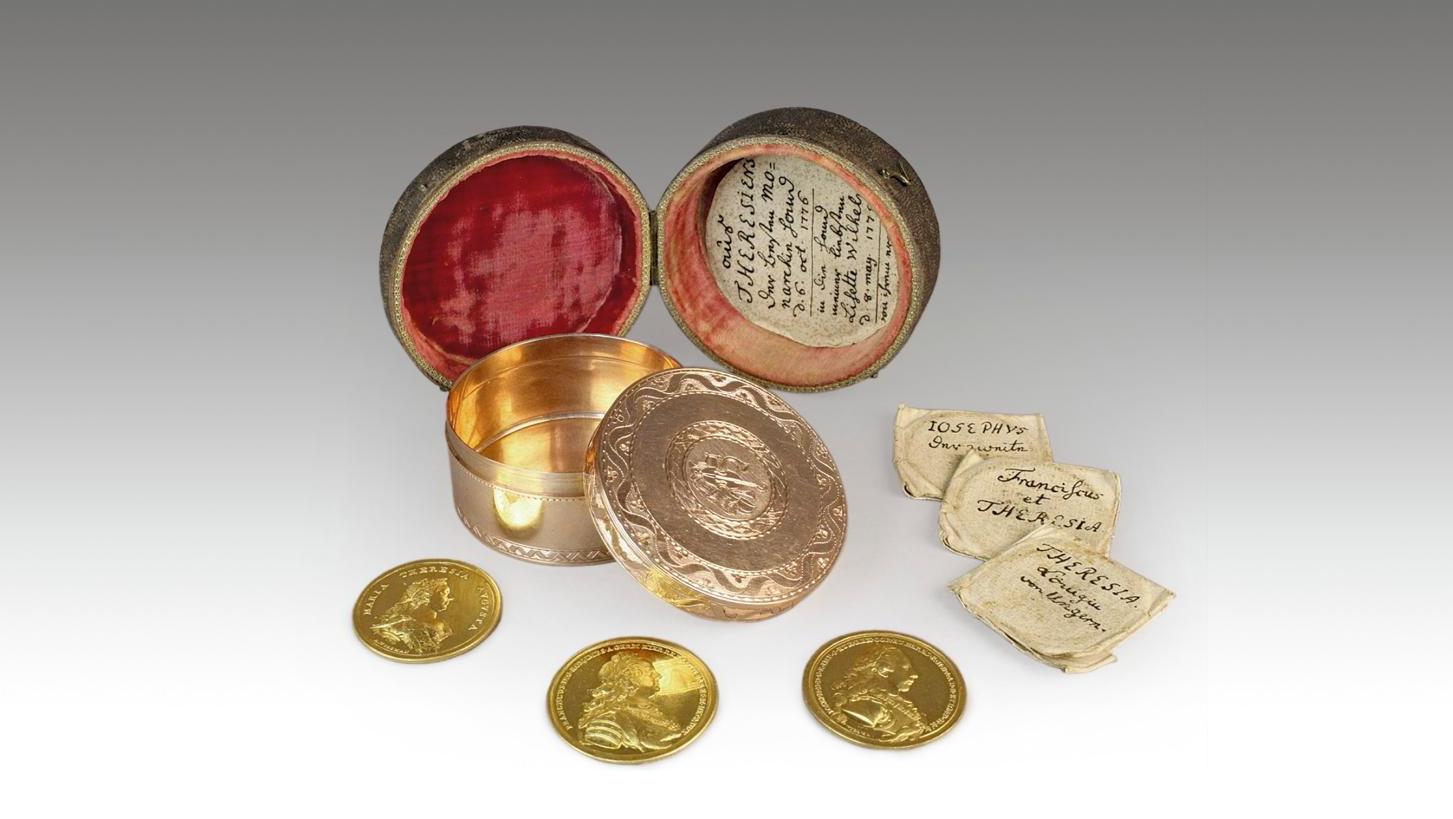 Anton Franz Widemann (1724-1792), trois médailles en or (24 ct), A/ Marie Thérèse... Médailles impériales et portrait de Valtat