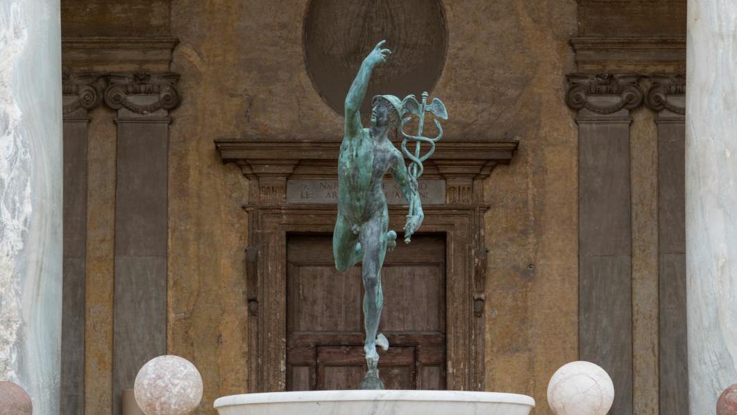 Le Mercure en bronze de Jean de Bologne, devant la loggia de la villa Médicis. ©... Stéphane Gaillard réveille la villa Médicis