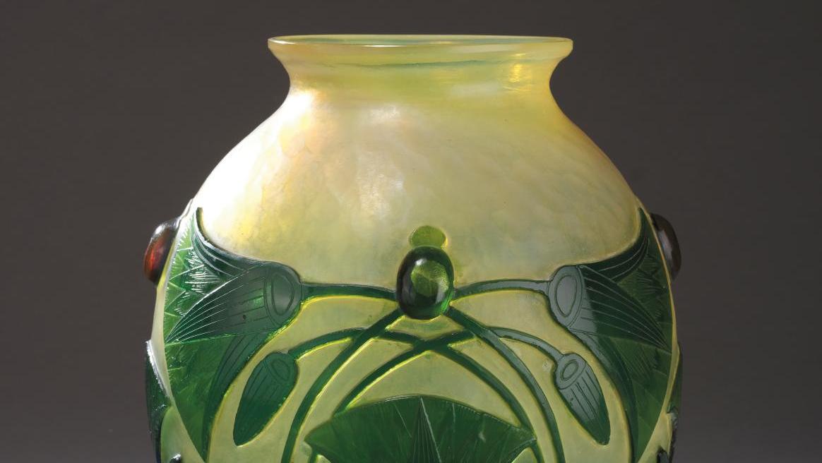 Gallé, vers 1926. Vase de forme ovoïde d’inspiration égyptienne en verre multicouche... Gallé à l’heure égyptienne