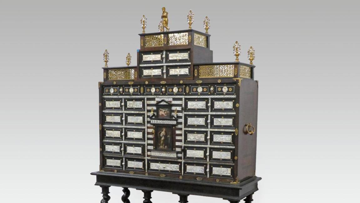 Cabinet du XVIIe siècle, placage d’ébène à filets et plaques d’ivoire, côtés marquetés... D’un cabinet d’ébène à une scène bucolique de Dom Robert