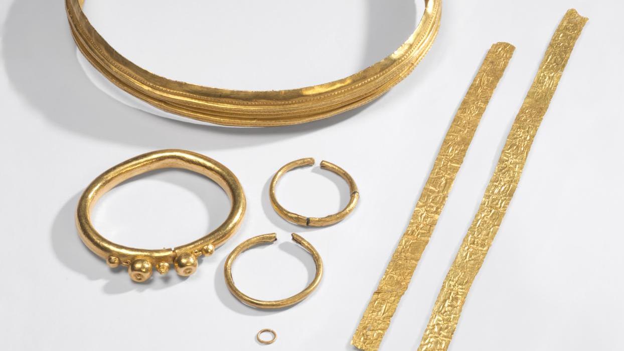 Parures en or découvertes dans une tombe princière, premier âge du fer, vers 500-480... À Colmar, l’archéologie à l’étroit