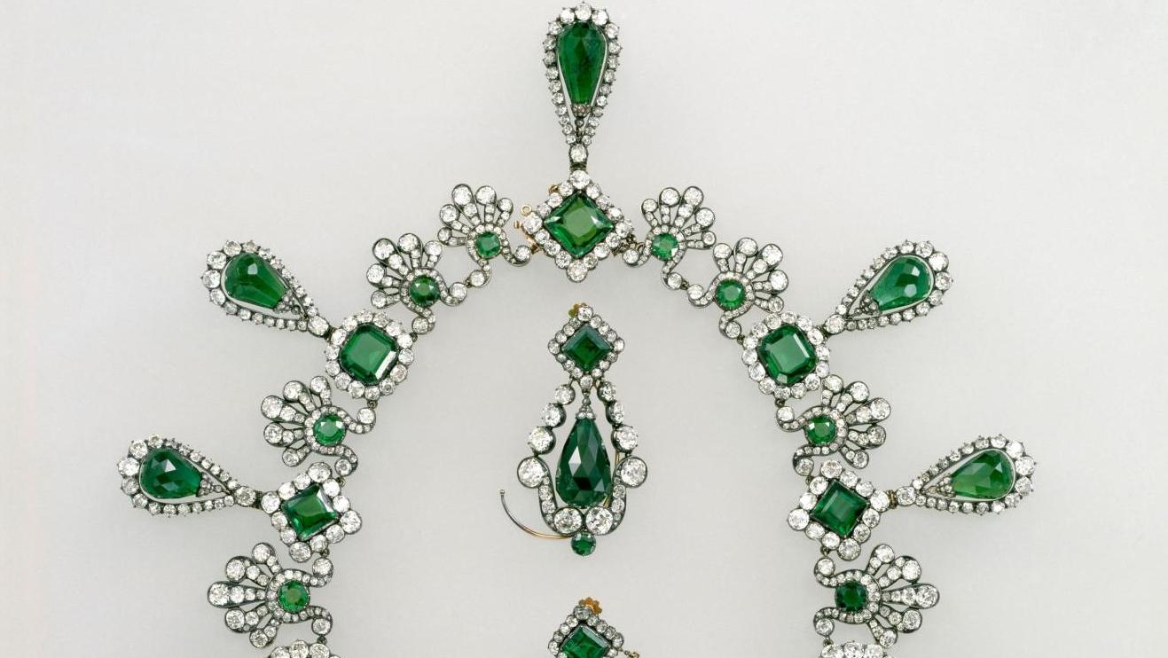 François-Régnault Nitot (1779-1853), collier et boucles d’oreilles de la parure d’émeraudes... Les Diamants de la Couronne