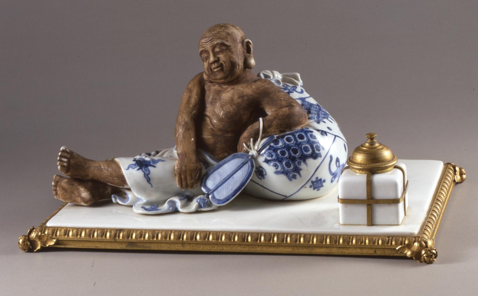 Écritoire «au porteur chinois endormi», XVIIIe siècle, porcelaine de Nabeshima, montage européen en porcelaine blanche, verre et bronze doré, Paris, m