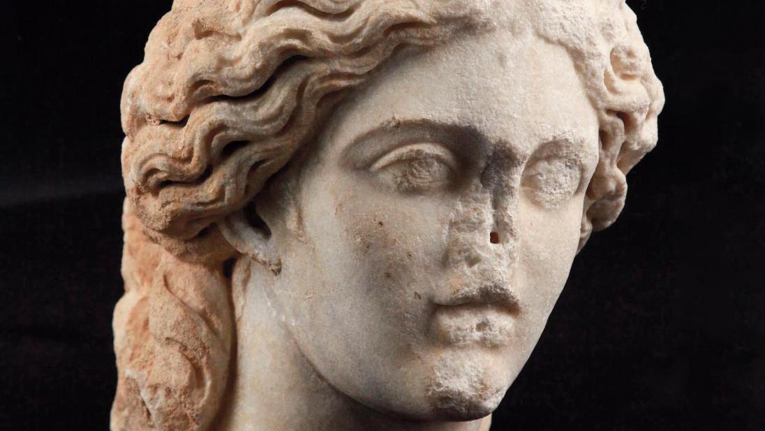 Époque romaine, IIe-IIIe siècle. Tête d’Apollon en marbre, h. 43 cm. Estimation :... Sous le charme d’Apollon