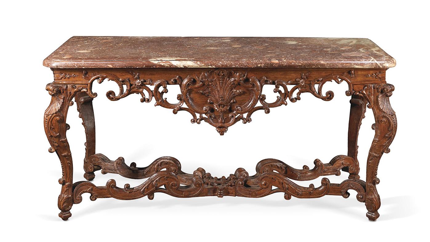 Époque Régence. Table console en chêne sculpté, plateau en marbre rouge royal, 84 x 173 x 69 cm.... Un meuble comme une sculpture
