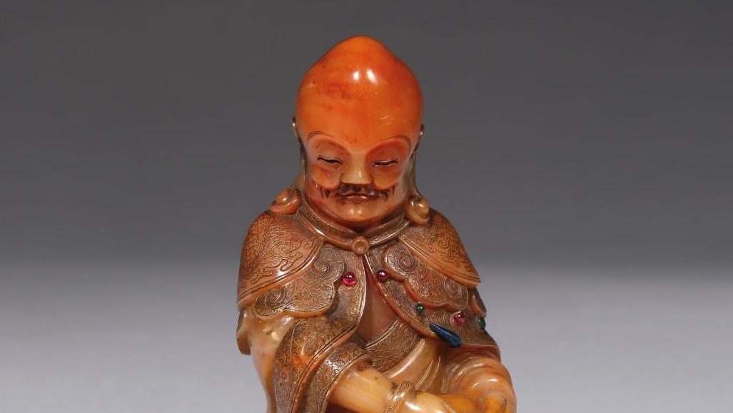 204 120 € Chine, époque Kangxi (1661-1722). Luohan en stéatite orange nuancé, signé... Cote : du larre… ou de la stéatite !
