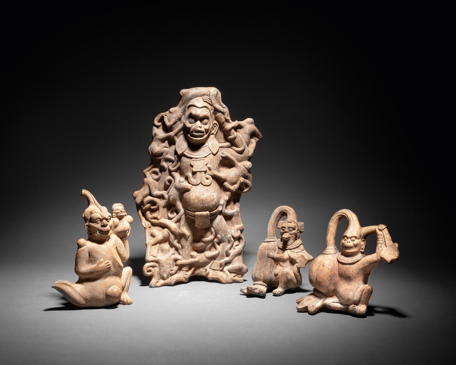 Guatemala, culture Maya, Classique récent, 600-900. Neuf esprits des Plantes et Dieu-Singe, (détail), céramique brune, h. 14,3 à 38,3 cm..