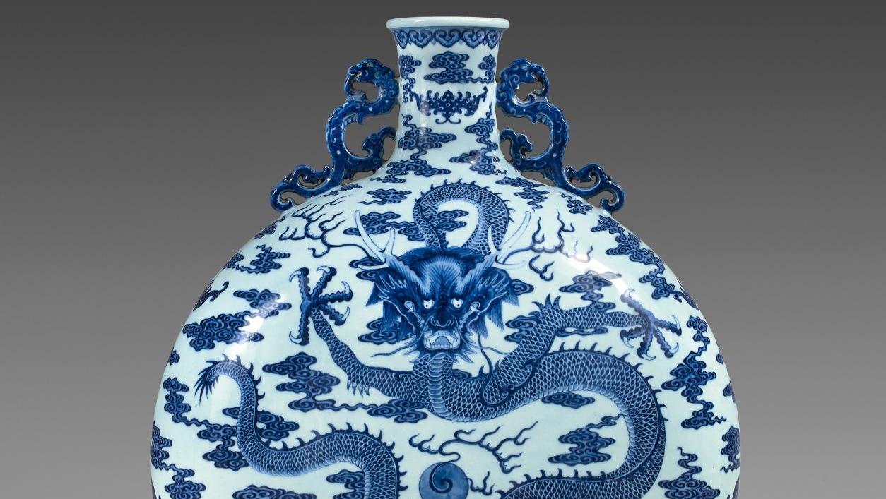 Chine, époque Qianlong (1736-1795). Gourde dite «bianhu», en porcelaine blanche émaillée... L’irrésistible ascension d’un dragon impérial