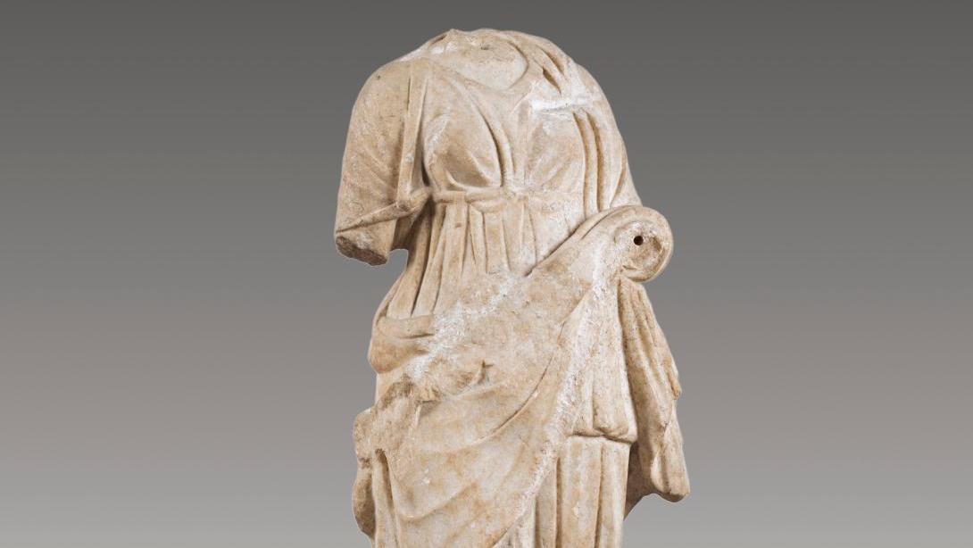 Époque romaine, IIe siècle apr. J.-C., statue acéphale d’une divinité, marbre, h. 97 cm.... La statuaire sacrée et l’abstraction couronnée