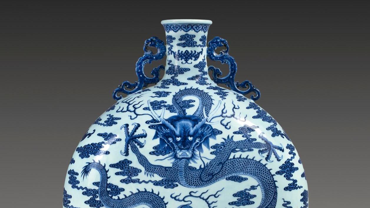 China, Qianlong period (1736-1795), bianhu flask in white porcelain with blue enamel... The Irresistible Rise of an Imperial Dragon 