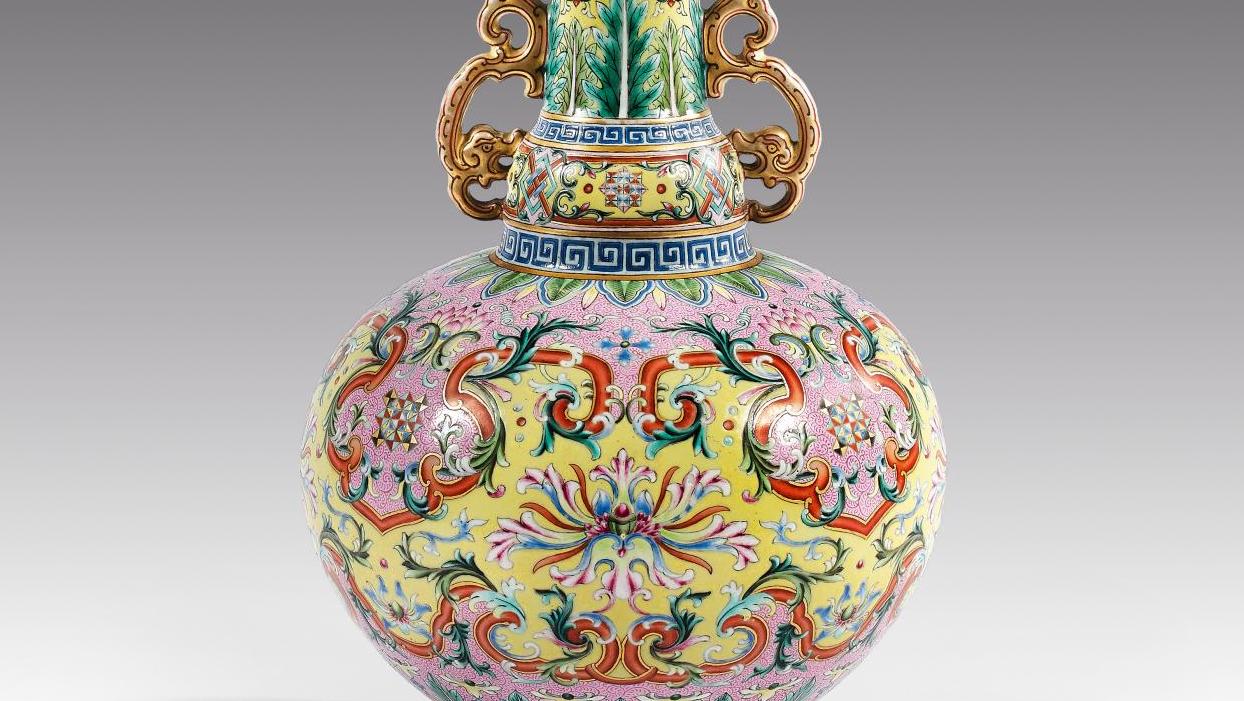 Chine, époque Qianlong (1736-1795), vase impérial de forme bouteille, porcelaine... La porcelaine, l’autre creuset de l’éclosion des influences occidentales en Chine