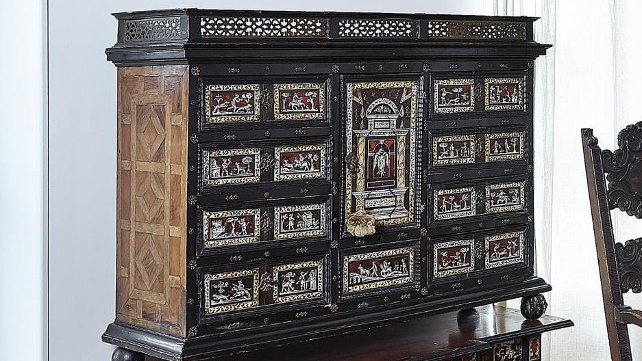 Italie, XVIIe siècle. Cabinet en bois noirci, bois de placage et marqueterie d’os... Déclinaison italienne