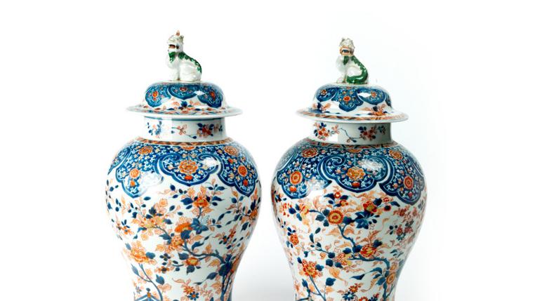 Chine, XVIIIe siècle. Paire de vases de forme balustre couverts, en porcelaine de... Le charme intact du style d’Imari
