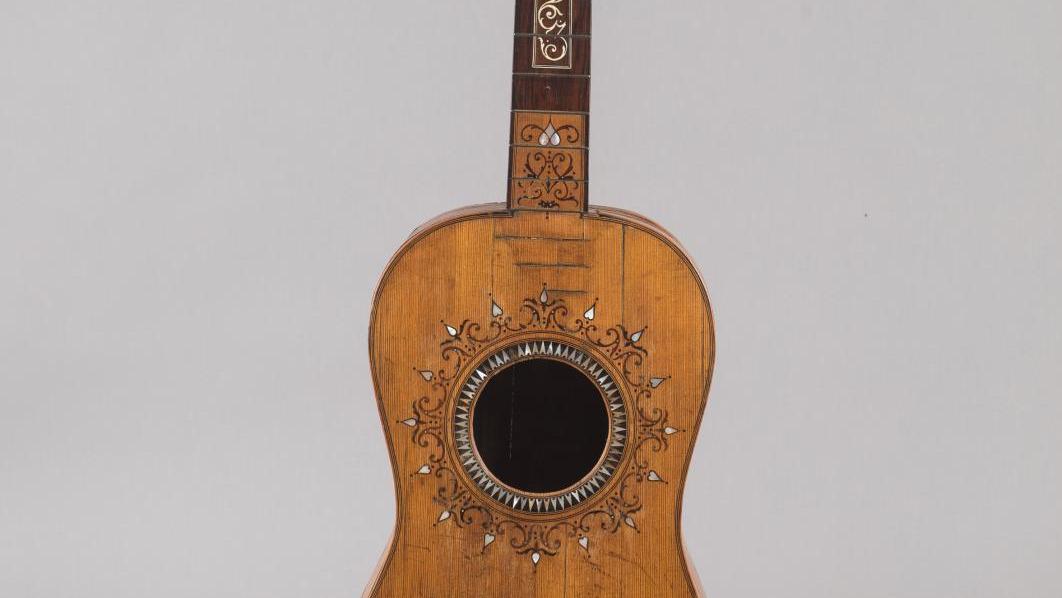 Guitare romantique à 12 cordes de facture espagnole début XIXe, étiquette originale... Une guitare à l’heure espagnole