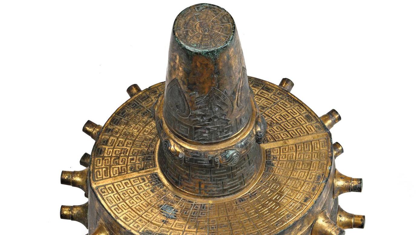 Chine, début du XXe siècle. Cloche en bronze dite «bo zhong», grand cartouche vertical... La victoire d’une cloche chinoise