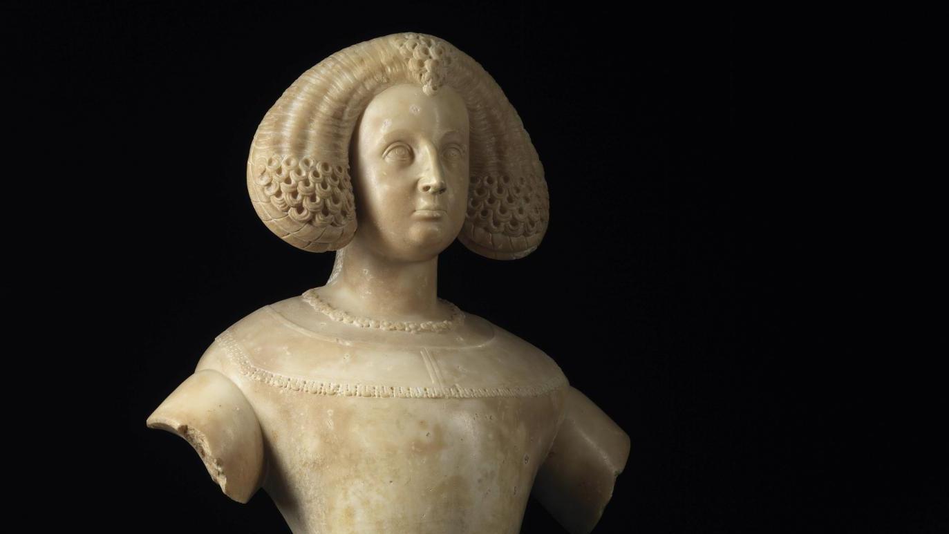 France ou Italie, première moitié du XVIIIe siècle. Buste de jeune femme en albâtre,... De beaux atours