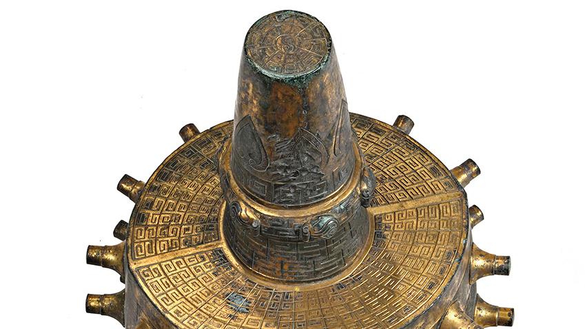 China, early 20th century. Bronze bo zhong bell, large vertical cartouche bearing... Victory for a Chinese Bell