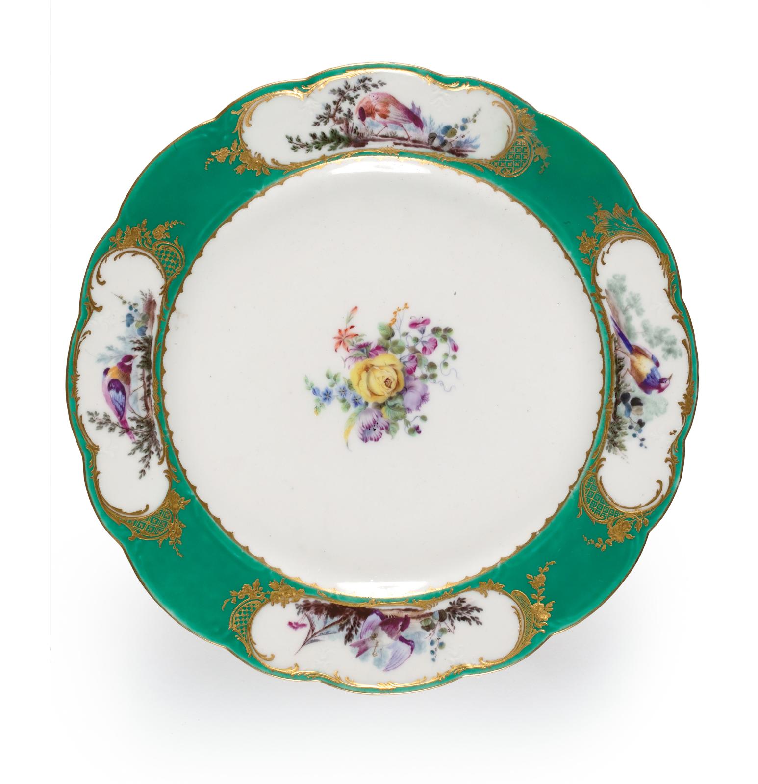 Manufacture royale de porcelaine de Sèvres assiette à décor de palmes et d’oiseaux sur un fond vert, faisant partie du «petit service vert» acheté par