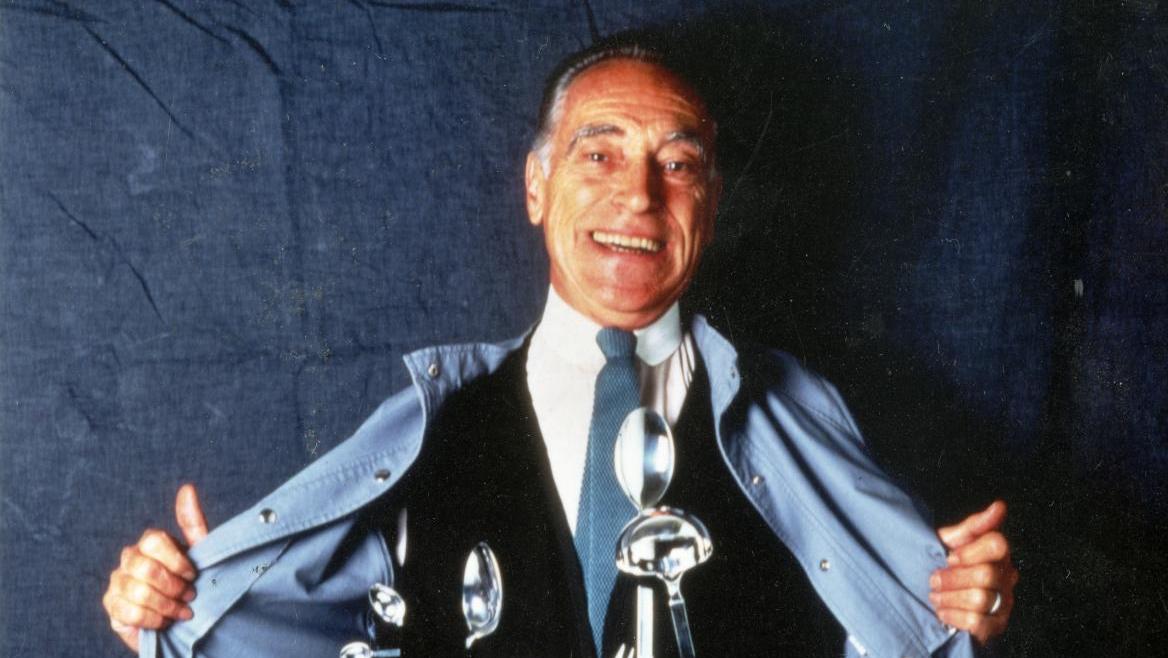 Achille Castiglioni pose, en 1982, avec son service à couverts Dry (Alessi), prix... Les nombreux talents d’Achille, designer prolifique