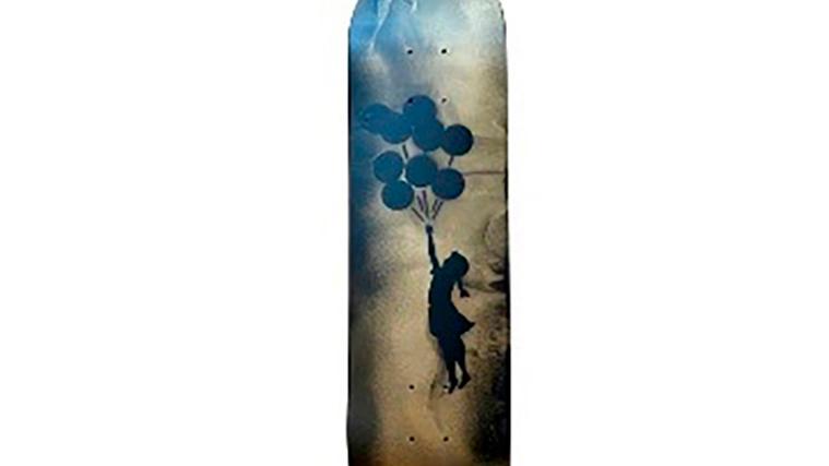 Skateboard en bois, peinture aérosol et acrylique signée à la main "Banksy".Adjugé :... Banksy, Zidane ou Dubosc pour la bonne cause