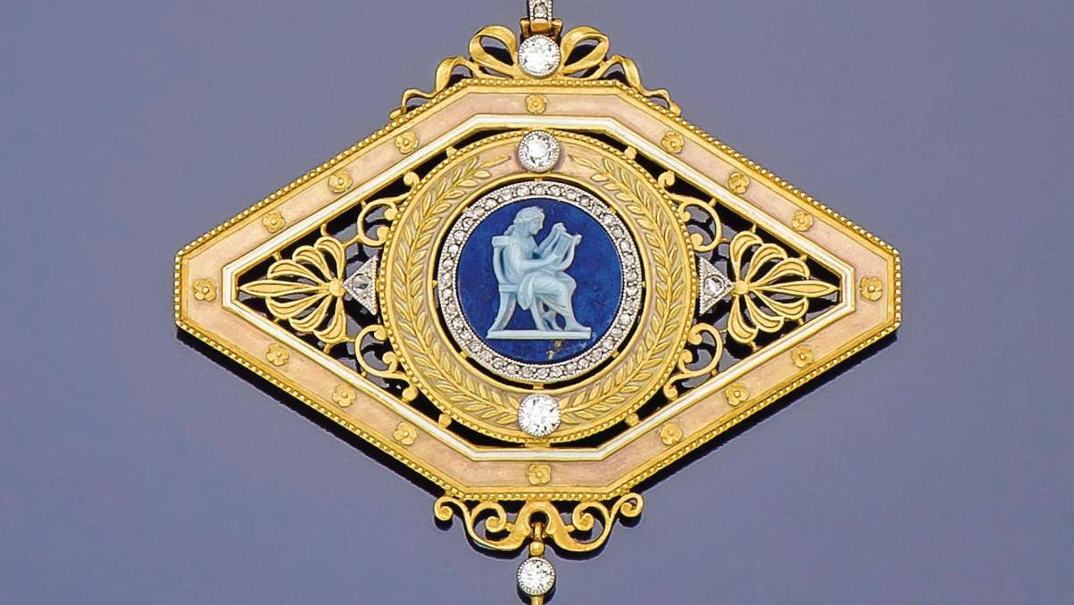 Léopold Gautrait and Léon Gariod. Gold openwork pendant ornamented with a carved... Exquisite Antiquity