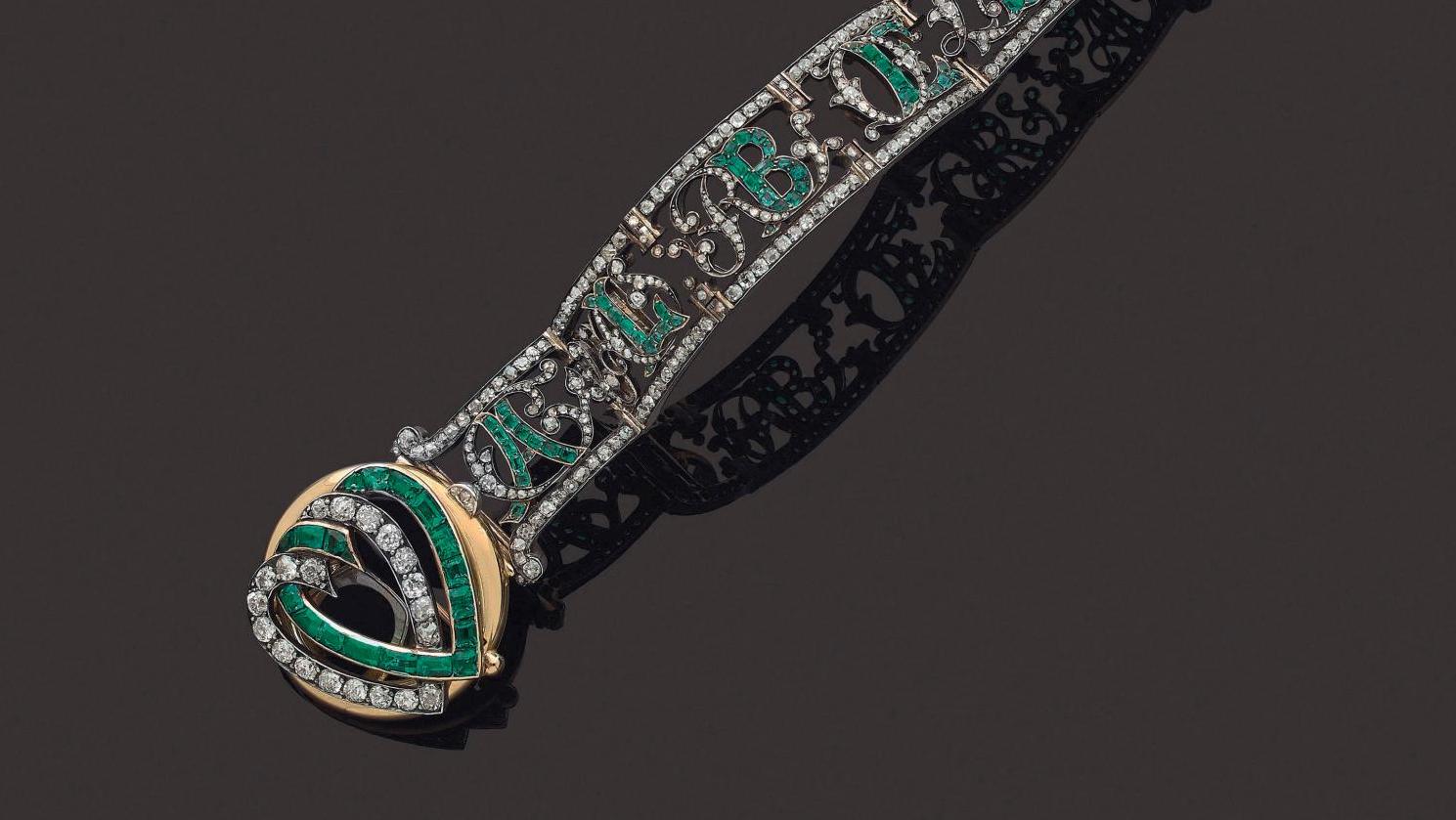 Bracelet en argent et or articulé et ajouré, serti de diamants et d’émeraudes, fermoir... Bijoux de famille