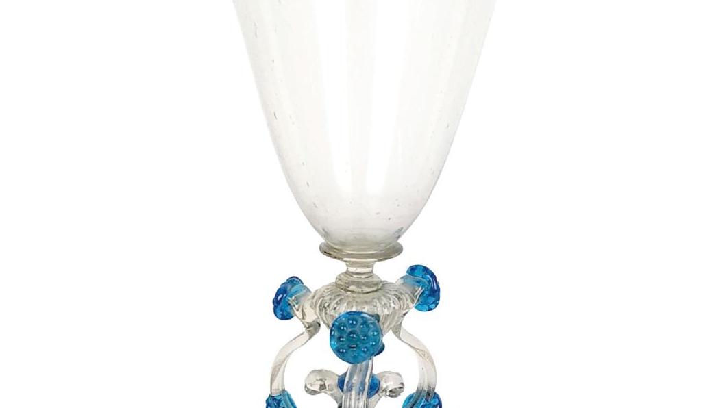 Venise, XVIIe siècle, verre à jambe en verre incolore transparent et filets bleus,... Murano, l'art du verre à Venise