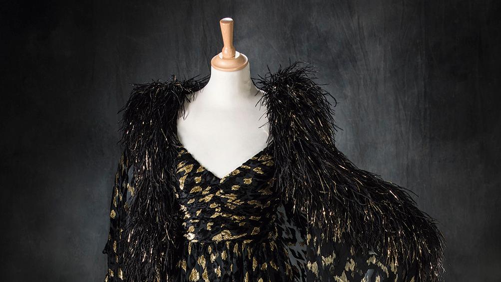 Pierre Balmain (1914-1982), robe de scène en velours dévoré et Lurex noir et or portée... La diva Dalida