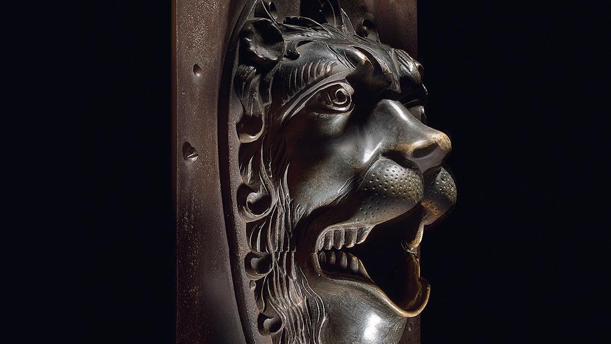 Tête de lion en bronze ciselé en fort relief, partie d’une serrure prévôtale en fer... Une serrure qui a du mordant...