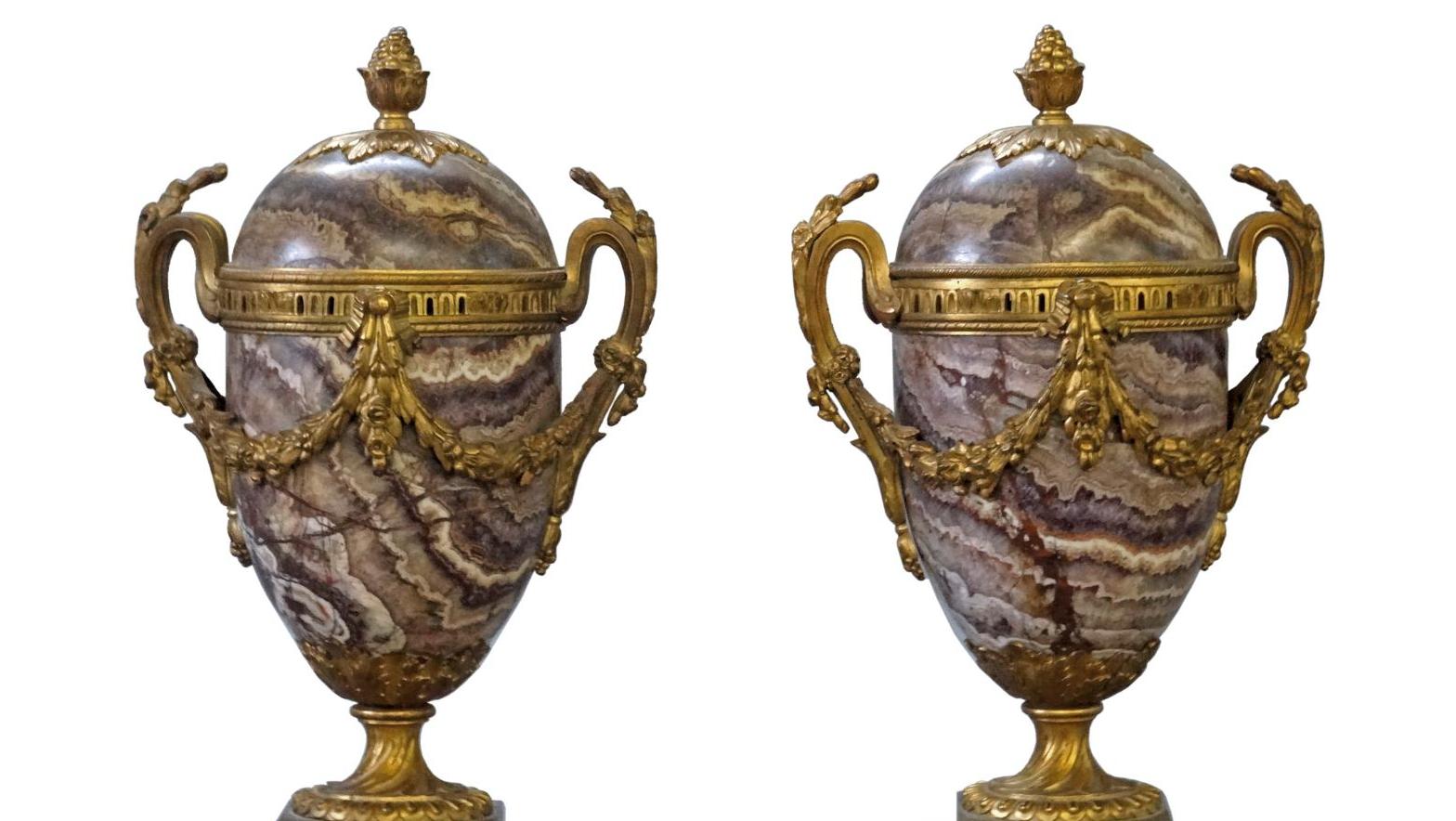 Époque Louis XVI. Paire de pots-pourris en marbre ou spathfluor et bronze doré, h. 40 cm.... Les charmes discrets de l’Ancien Régime
