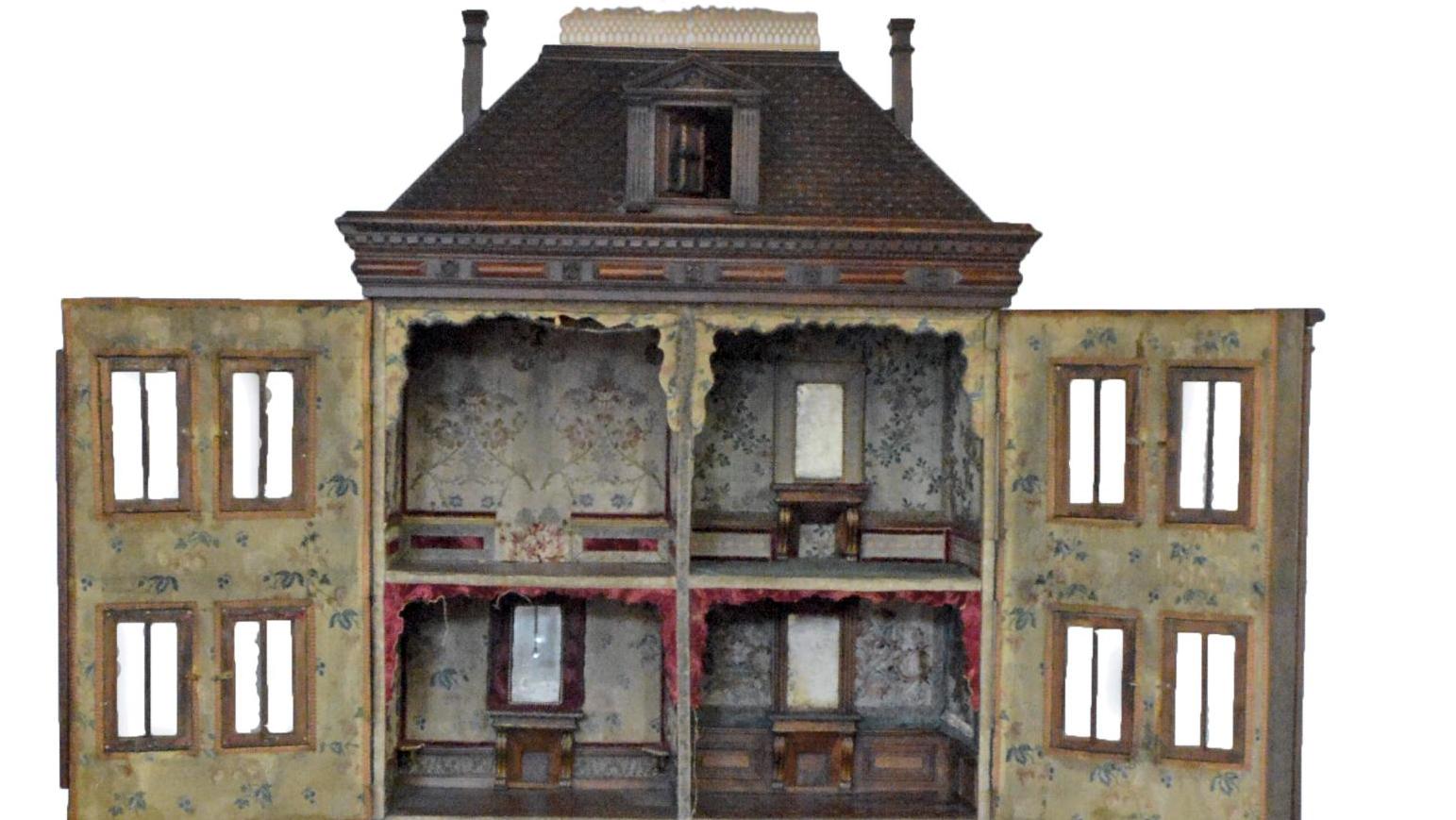 France, époque Napoléon III. Maison de poupée, noyer ciré, 175 x 90 x 38 cm. Adjugé :... Une luxueuse maison de poupée