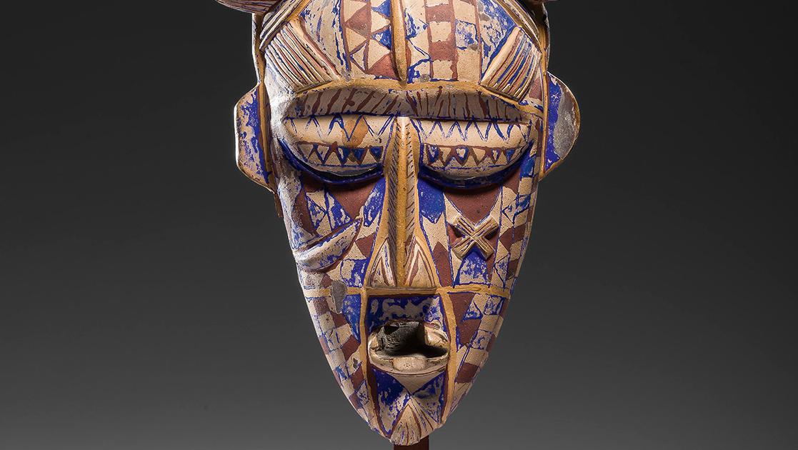 Ligbi, Côte d’Ivoire. Masque du Do en bois polychrome, h. 32 cm. Adjugé : 25 600... Un masque Ligbi musulman