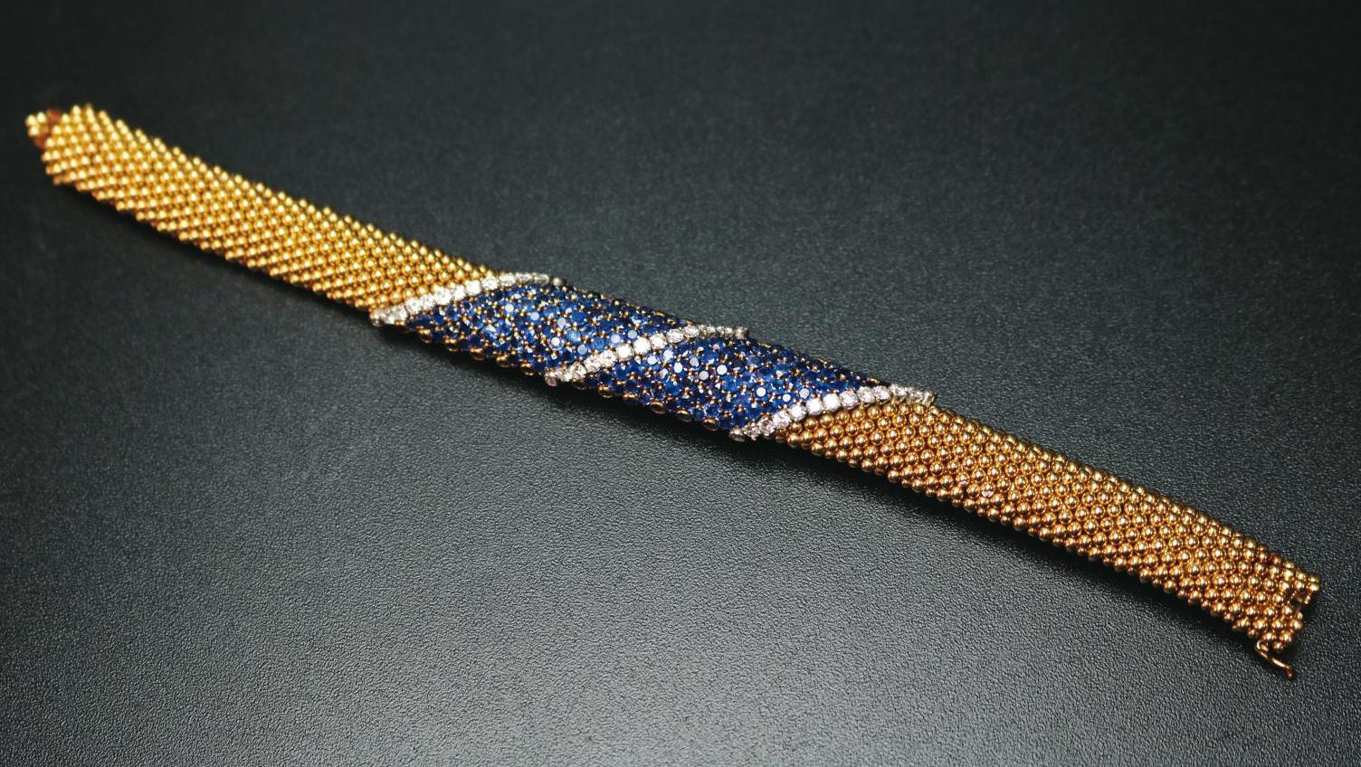Van Cleef & Arpels, bracelet Couscous, en or et platine, composé de grenetis d’or,... Une ligne inspirée par le Maroc