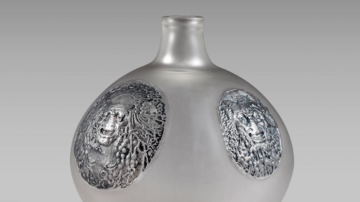 René Lalique (1860-1945), vase « Quatre masques », épreuve réalisée en verre blanc... René Lalique : bas les masques !