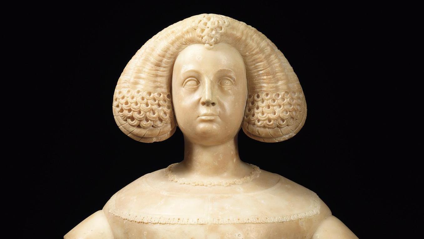 France ou Italie, première moitié du XVIIIe siècle. Buste de jeune femme en albâtre,... La mode des vertugadins